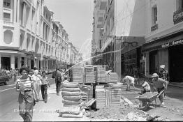Image du Maroc Professionnelle de  Premier travaux de la voirie des trottoirs du Boulevard Mohammed V, un site qui évoque tout le génie architectural qui mérite le détour, une artère commerciale qui rassemble les plus beaux immeubles de Casablanca. photo réalisée le 7 Février 1987. (Photo / Abdeljalil Bounhar) 